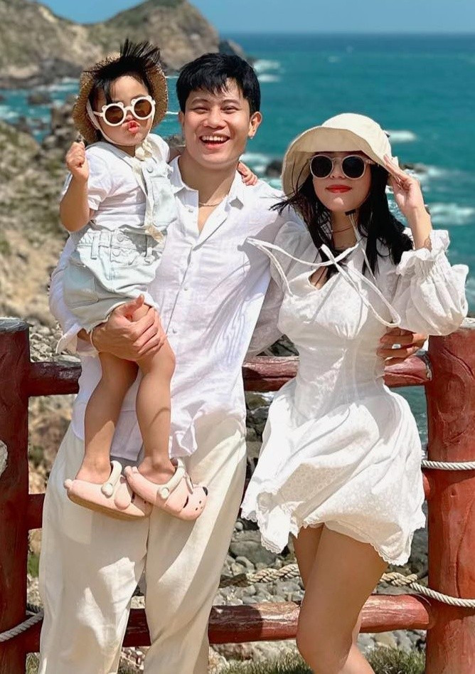 Vợ Phương Nam sở hữu ngoại hình xinh đẹp. Theo Gia Đình Xã Hội, nam diễn viên phim Mưa đỏ cho biết bạn đời tốt nghiệp Đạo diễn truyền hình Đại học Sân khấu - Điện ảnh Hà Nội nhưng sau đó lui về để anh tập trung làm nghề. Ảnh: FB Phương Nam.