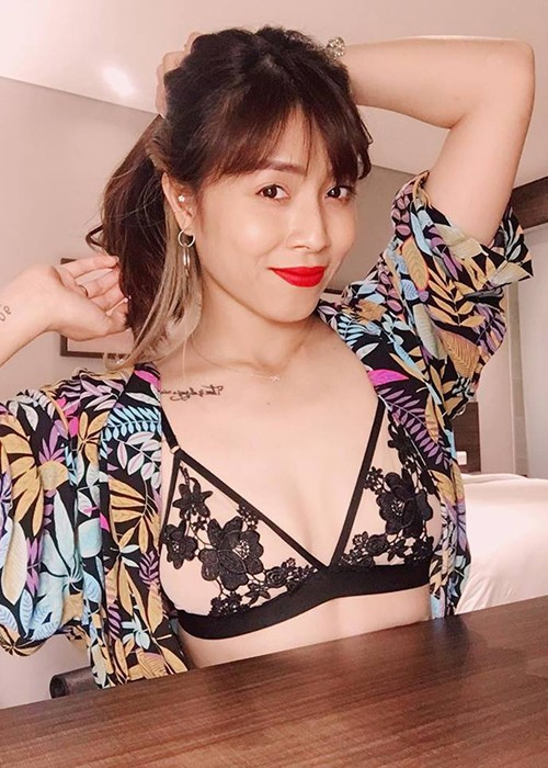 Hoàng Linh không ít lần lên tiếng đáp trả lời đàm tiếu. Cụ thể, khi bị một cư dân mạng săm soi về hình xăm trước ngực, nữ MC đã phản ứng: "Bây giờ là thế kỷ 21, là thời đại 4.0 rồi em ơi. Xã hội bây giờ không còn có quá nhiều người suy nghĩ như em đâu”. Ảnh: FB Hoàng Linh.