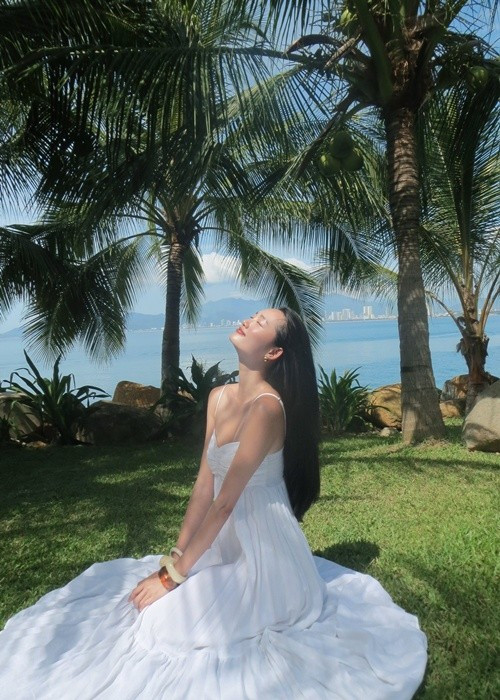 Chân dài sinh năm 1991 từng là đối thủ đáng gờm của Nguyễn Cao Kỳ Duyên ở Miss Universe Vietnam 2024. Ảnh: FB Quỳnh Anh.