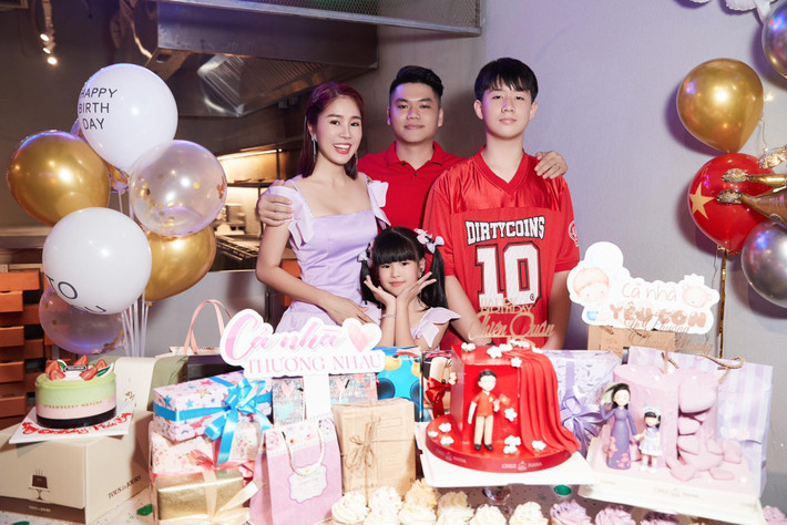 Đón tuổi mới, Lê Phương viết: "Chúc mừng sinh nhật 3 mẹ con mình! Biết ơn tình thân đã làm ngày vui thêm trọn vẹn, để kỳ nghỉ lễ thêm ngọt ngào". Trung Kiên chia sẻ: "Chúc mừng sinh nhật 3 tình yêu của ba Kiên. Yêu vợ và các con nhiều lắm".