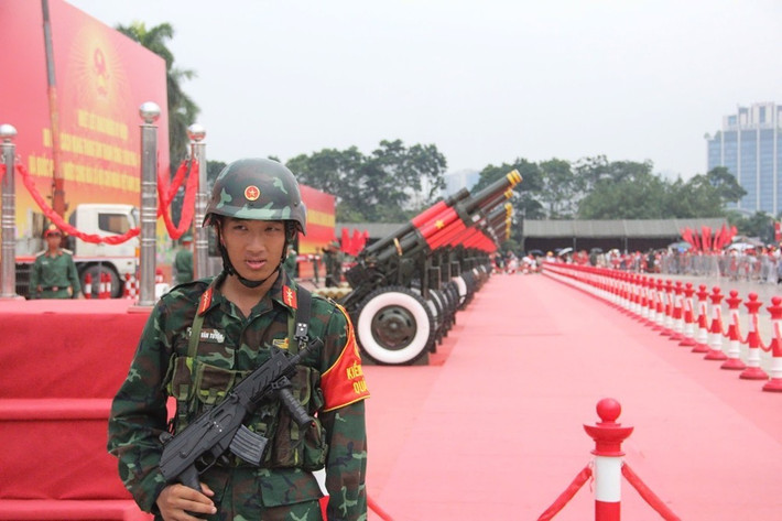 Đông đảo người dân tỏ ra rất phấn khích khi lần đầu được tận mắt chứng kiến những khí tài hiện đại của Việt Nam. Ảnh: Khánh Hoài