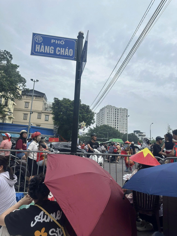Theo ghi nhận của phóng viên Báo Tri thức và Cuộc sống, 9h sáng ngày 1/9, nhiều người dân đã tập trung về phố Hàng Cháo (Hà Nội).