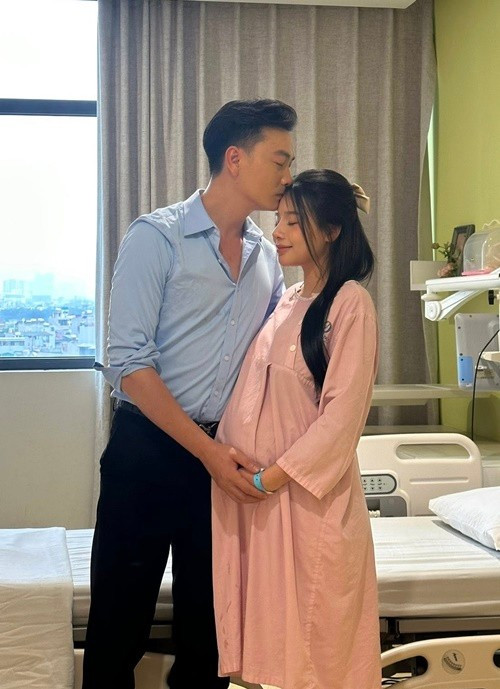 Trọng Lân luôn túc trực khi Huyền Trang sinh con trai đầu lòng. Ảnh: FB Trọng Lân.