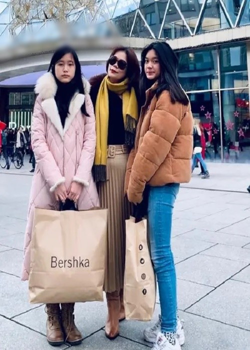 Nữ ca sĩ khoe ảnh mua sắm cùng hai cô con gái. Ảnh: Tiền Phong.