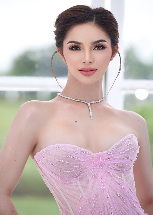 Mỹ nhân chuyển giới xinh đẹp như búp bê sống. Ảnh: FB Kirk.