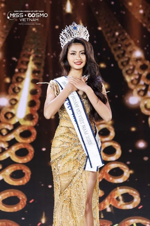 Người đẹp cho biết: "Tôi còn nhớ tâm nguyện của mình sau đăng quang chính là sử dụng tiếng nói và sức ảnh hưởng của một đương kim Hoa hậu Hoàn bũ Việt Nam để truyền cảm hứng đến các bạn trẻ. Tôi biết đâu là những gì mình có nhưng lại chưa tìm được cách tốt nhất để cho đi. Có lẽ, đây cũng là mục tiêu và động lực mới để tôi tiếp tục trau dồi bản thân nhiều hơn, hành động nhiều hơn để lan tỏa sức ảnh hưởng của mình". Ảnh: FB Xuân Hạnh.