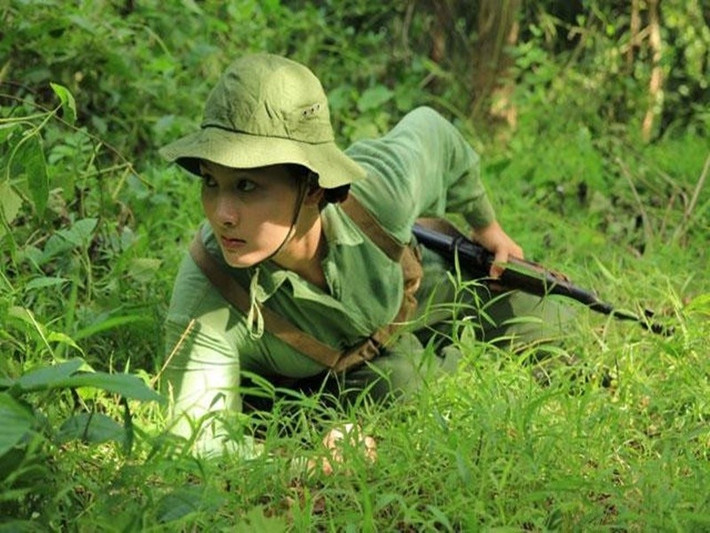 Khi là sinh viên năm thứ 2, cô đóng phim Đi qua những ngày biển động, Nốt nhạc con gái. Sau đó, Bảo Thanh đóng nhiều phim như Giọt nước rơi, Trò đời, Những người viết huyền thoại, Người chồng điên. Ảnh: Nhân Dân.
