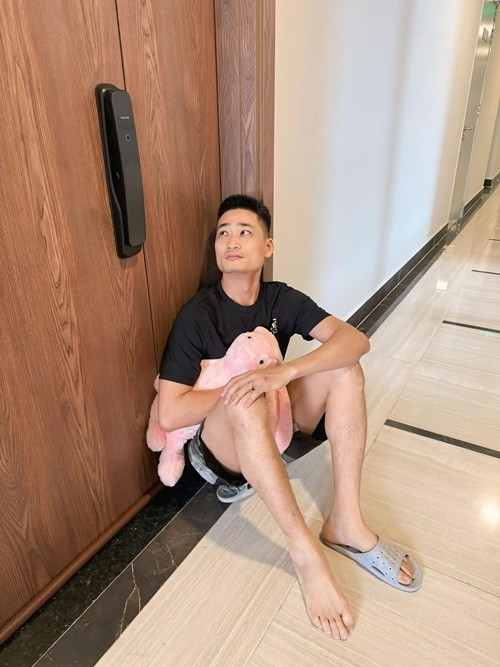 Đức Thắng đăng ảnh ngồi trước cửa nhà và viết lời xin lỗi hài hước đến Bảo Thanh: "Anh xin lỗi vợ vì đã trót dại đăng 2 status trên Facebook nói xấu vợ. Anh xin thề status đó là do kẻ xấu hãm hại và anh chỉ copy trên mạng về. Trong lòng anh không hề nghĩ xấu em bao giờ. Anh xin hứa từ nay sẽ không bao giờ nói xấu em trên Facebook nữa". Ảnh: FB Đức Thắng.