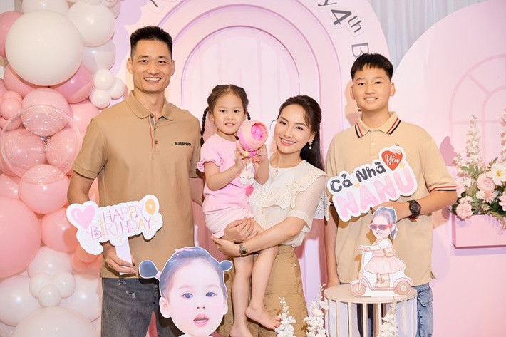 Vợ chồng Bảo Thanh hiện tại có hai con chung, đủ nếp đủ tẻ. Ảnh: FB Bảo Thanh.