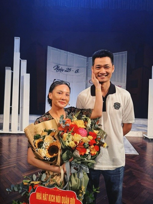 Diễn viên Bảo Thanh vừa đoạt huy chương vàng Liên hoan nghệ thuật sân khấu chuyên nghiệp toàn quốc về “Hình tượng người chiến sĩ Công an nhân dân” lần thứ V, năm 2025. Hậu phương vững chắc của cô là Đức Thắng. Ảnh: FB Bảo Thanh.