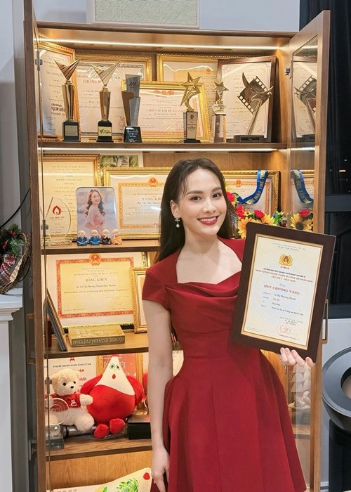 Trên trang cá nhân, Bảo Thanh cho biết, cô vừa huy chương vàng Liên hoan nghệ thuật sân khấu chuyên nghiệp toàn quốc về “Hình tượng người chiến sĩ Công an nhân dân” lần thứ V, năm 2025. Ảnh: FB Bảo Thanh.