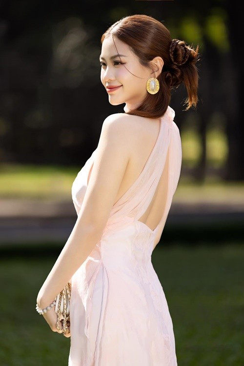 Diễm Trang có con gái đầu lòng năm 2016, con gái thứ hai đầu năm 2023. Sau sinh nở, nàng hậu vẫn giữ được vóc dáng thon gọn. Ảnh: FB Diễm Trang.