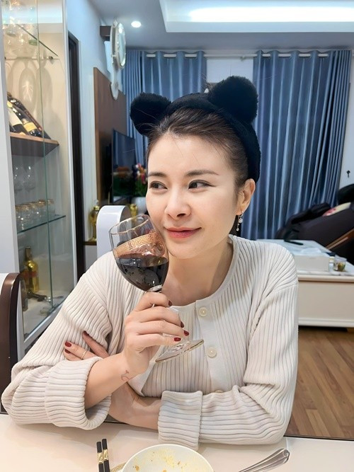 Mây của Sóng ở đáy sông giữ được vẻ ngoài tươi tắn khi trang điểm nhẹ nhàng. Ảnh: FB Kim Oanh.