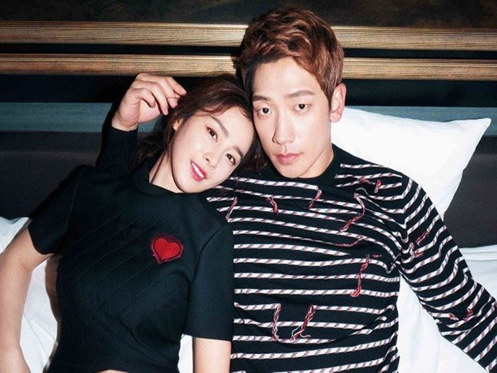 Theo Znews, Kim Tae Hee cho biết, khi mới hẹn hò, Bi Rain thường tặng cô một số món quà nhỏ. “Tôi thường mở những món quà đó vào các thời điểm khó khăn và chúng khiến tôi bật cười”, nữ diễn viên nhớ lại. Ảnh: Allkpop.