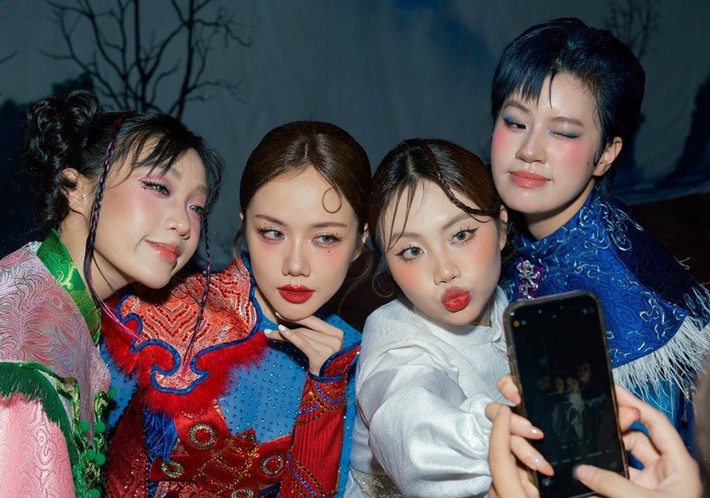 "Mọi người đồn đoạn rap mới của Vũ trụ có anh là do Pháo viết! Pháo là ai? Tôi chỉ biết Mìn thôi. Cảm ơn Mìn xinh đẹp giỏi giang luôn hỗ trợ tôi", Phương Mỹ Chi nhắn nhủ bạn thân. Ảnh: FB Pháo.
