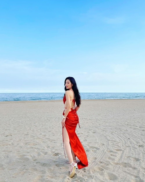 Nữ người mẫu sinh năm 1995 tự tin khoe dáng với váy áo hở bạo. Ảnh: FB Trâm Anh.