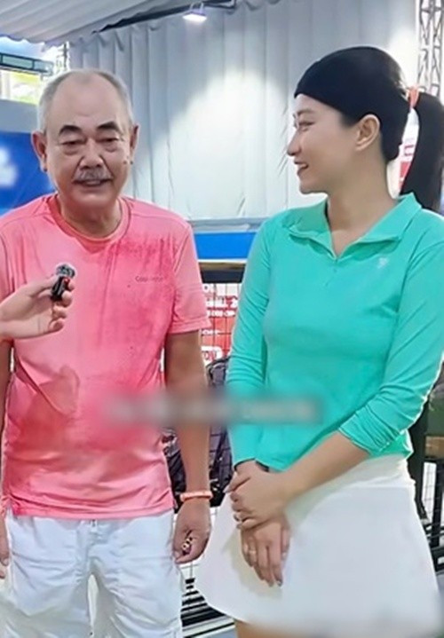 Theo Phụ Nữ Số, NSND Việt Anh và Chân Chân quen biết trong một buổi quay MV của ca sĩ Khánh Trần Rio. Lúc đó, nam diễn viên đóng khách mời, Chân Chân làm công việc tổ chức, hậu cần cho ê-kíp. Ảnh: Thương Trường.