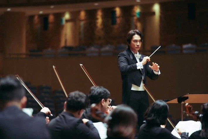 Nhân vật của Song Seung Hun là nhạc trưởng nổi tiếng Seong Jin yêu Mi Joo trong lúc vị hôn thê Soo Yeon mất tích. Ảnh: Znews.