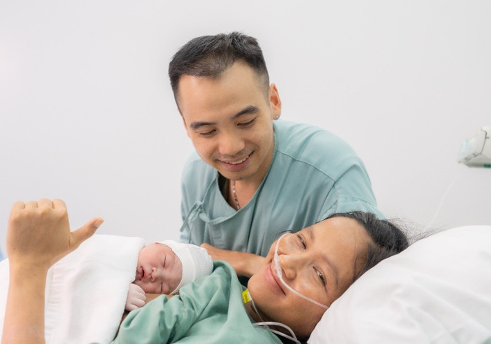 Nàng hậu nhắn nhủ con: "Cảm ơn con yêu đã cho mẹ được làm mẹ của con". Ảnh: FB H'hen Niê.