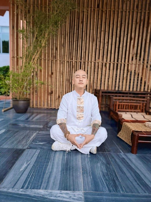 Tuấn Hưng không bận tâm đến những lời bình luận về việc anh xuống tóc. "Ai hiểu thì thương. Ai chưa hiểu tôi cũng thương. Vì họ khác mình nên không có những suy nghĩ giống mình hiện tại. Nên tôi không cần phản bác. Chỉ cần tiếp tục tĩnh, tiếp tục buông những điều… không đáng giữ. Thong dong, tự tại đến từ bên trong", anh viết. Ảnh: FB Tuấn Hưng.