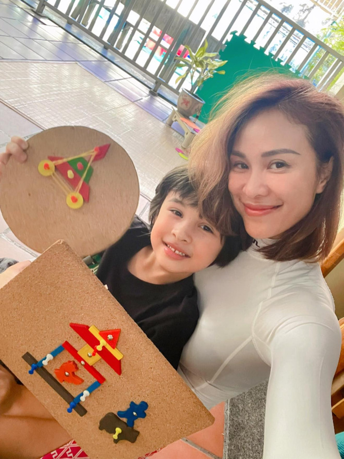 Khi rảnh rỗi, nữ MC gặp gỡ bạn bè, đưa con trai đi du lịch. Ảnh: FB Phương Mai.