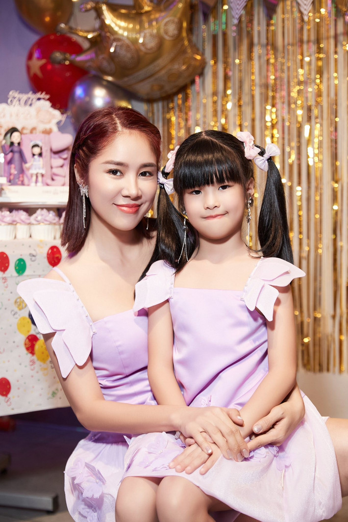 Bé Bông diện váy đôi với Lê Phương, khoe vẻ xinh xắn.