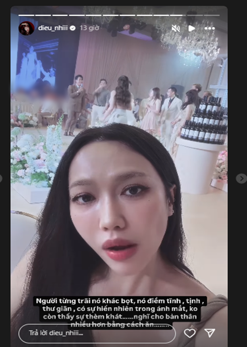 Vợ Anh Tú chia sẻ khoảnh khắc ăn uống trong khi nhiều cô gái hào hứng bắt hoa cưới của ca sĩ Hồ Quỳnh Hương. Diệu Nhi viết: “Người từng trải điềm tĩnh, thư giãn, có sự hiển nhiên trong ánh mắt, không còn thấy sự thèm khát. Nghĩ cho bản thân nhiều hơn bằng cách ăn". Ảnh: Instagram Diệu Nhi.