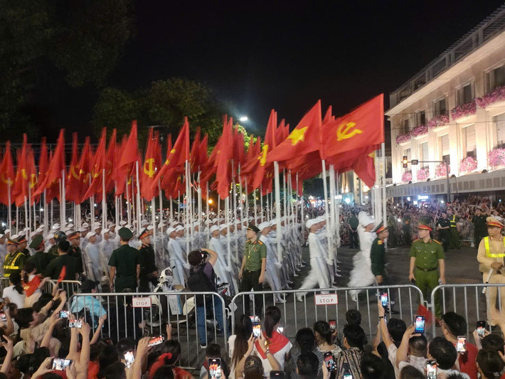 Người dân chào đón các khối diễu binh, diễu hành.
