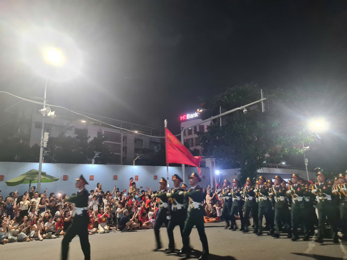 Ngay từ chiều tối người dân đã tập trung kín đợi xem diễu binh, diễu hành.