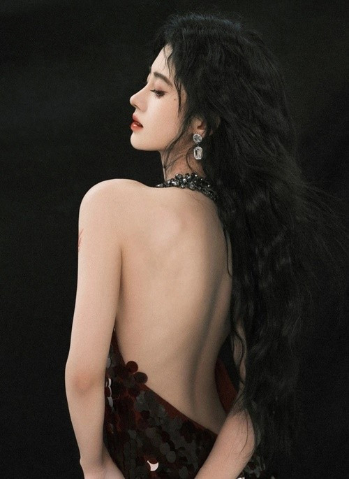 Nữ ca sĩ sinh năm 1994 khoe lưng trần táo bạo trong một bộ ảnh. Ảnh: Znews.