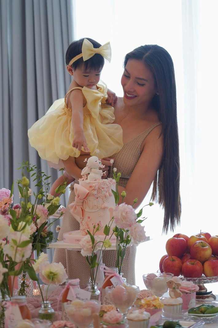Võ Hoàng Yến cho biết, vợ chồng cô thấy may mắn khi ái nữ được lớn lên trong vòng tay yêu thương của nhiều người.