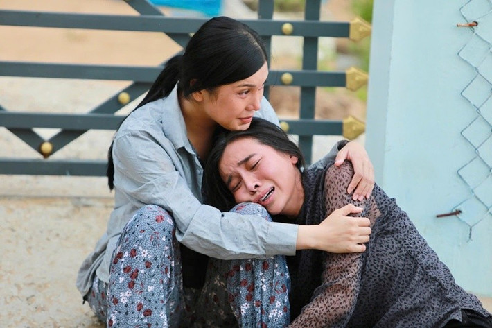 Trong Mẹ biển kết thúc cách đây không lâu, Lily Chen đóng vai Ba Lành - người phụ nữ miền biển lam lũ, khắc khổ. Trên trang cá nhân, cô cho biết, đây là vai diễn lớn mà cô thích nhất từ trước giờ, quá trình quay là khoảng thời gian cô sống hết lòng cùng đam mê, được thoả ước mong diễn xuất. Sau bộ phim Mẹ biển, Lily Chen muốn tập trung cho việc học, hoàn thiện chính mình hơn. Ảnh: FB Lily Chen.