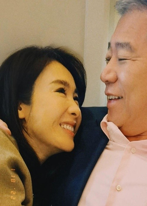 Lê Tư cảm ơn chồng khi kỷ niệm 13 năm ngày kết hôn: “13 năm trong hôn nhân không quá dài cũng không quá ngắn, cảm ơn anh đã bỏ công sức vun đắp cùng em. Đôi khi em nói anh dài dòng nhưng thật ra em cảm nhận được sự tỉ mỉ, yêu thương và che chở của anh. Anh biết rằng em yêu hoa, năm nào anh cũng tự tay chuẩn bị những bông hoa đẹp nhất tặng em. Cảm ơn anh đã cho em 13 năm hạnh phúc”. Ảnh: Tiền Phong.