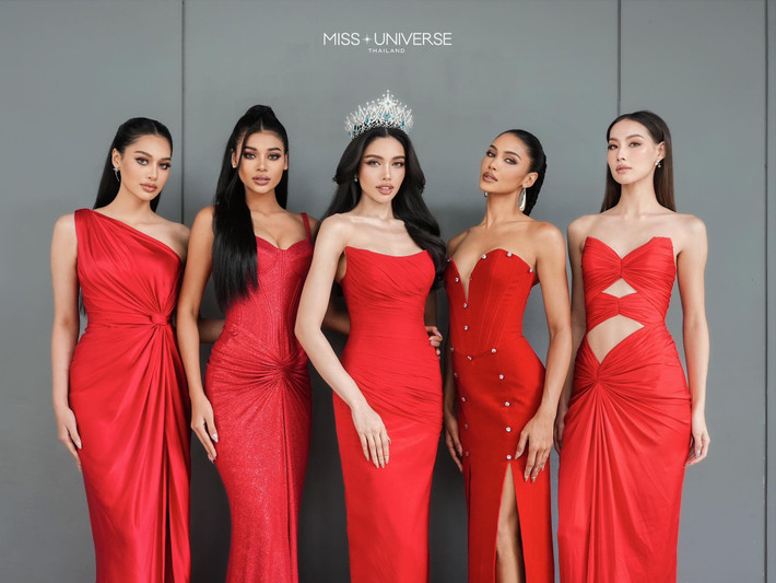 Veena gợi cảm bên dàn á hậu Hoa hậu Hoàn vũ Thái Lan 2025. Ảnh: Miss Universe Thailand.