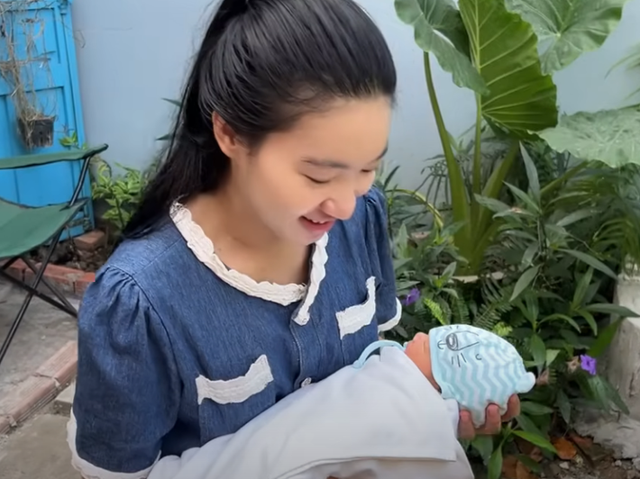 Ngọc Thưởng - vợ Tiết Cương sinh con khi mang bầu 38 tuần. Tiết Cương cho biết, vợ anh bị cạn nước ối, phải sinh sớm hơn dự kiến. Ảnh: Youtube Tiết Cương.
