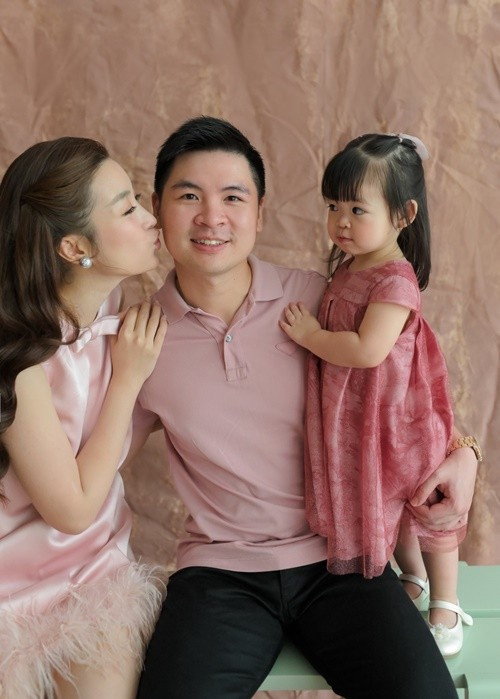 Cô viết: "Chúc mừng sinh nhật con gái yêu tròn 2 tuổi. Em bé luôn mang lại niềm vui và tiếng cười cho cả nhà. Em đã biết nói “Yêu mẹ Linh nhất đời” và cũng biết nói “Con không thích mẹ Linh đâu” những lúc bị mẹ mắng. Em còn biết tranh giành ba Quang với mẹ, xong xuôi 1 hồi em bảo “ba của 2 mẹ con” . Yêu em lắm em ơi, chúc em luôn bình an, hạnh phúc, vô tư, hồn nhiên như bây giờ nhé em”. Ảnh: FB Đỗ Mỹ Linh.