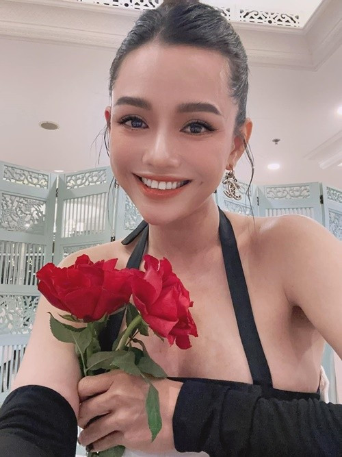 Nữ diễn viên sinh năm 1985 chia sẻ trên Người Đưa Tin, cô muốn làm mọi thứ dù nhỏ nhất để các con được hạnh phúc, vui vẻ. Ảnh: FB Hiền Trang.