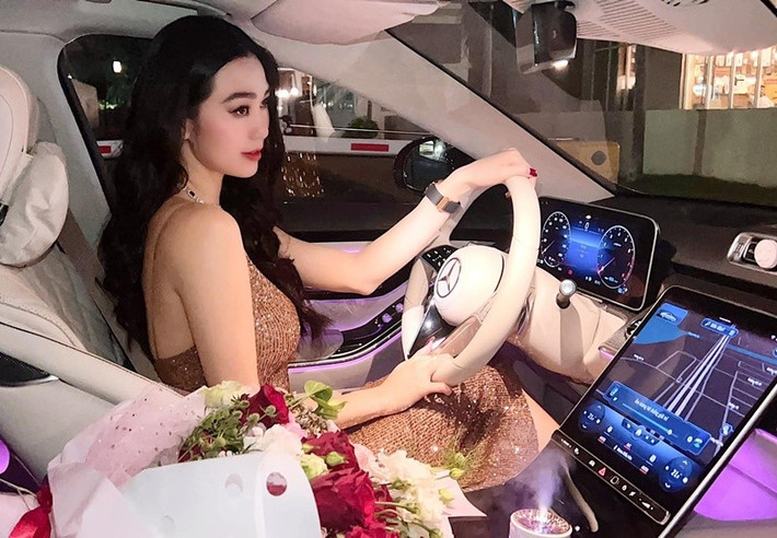 Nội thất xe hơi của Khánh My đầy tiện nghi, sang trọng. Ảnh: FB Khánh My.
