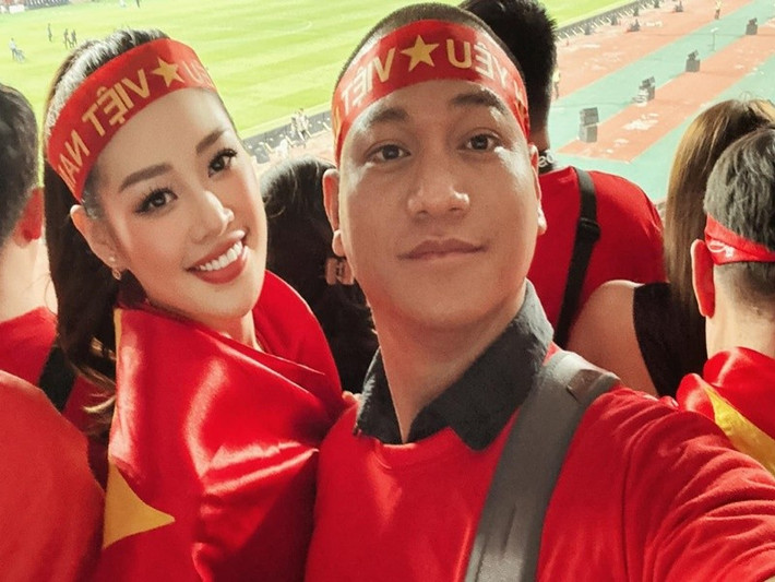 "Ngày trước, anh rất ngại và hay tránh né máy quay, nhưng từ khi gặp tôi, anh chịu khó xuất hiện cùng vợ trước truyền thông và trên mạng xã hội", Người Đưa Tin dẫn lời Khánh Vân. Ảnh: FB Nguyễn Long.