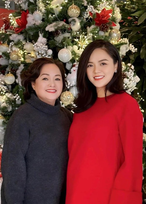Mẹ đẻ Thu Quỳnh năm nay 64 tuổi, sở hữu vẻ ngoài mặn mà. Ảnh: Saostar.