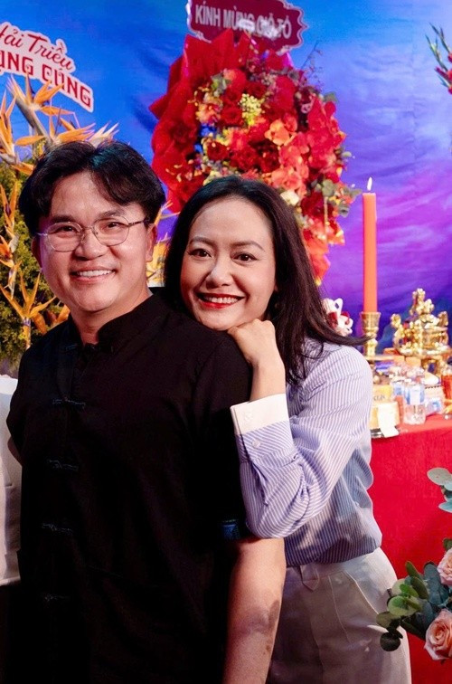 Dự lễ dự lễ giỗ Tổ nghề sân khấu, Hồng Ánh chia sẻ: "Tôi luôn kính ơn Tổ nghiệp, biết ơn những bậc tiền bối, các anh chị đồng nghiệp, các em và cả những con người thầm lặng phía sau". Ảnh: FB Hồng Ánh.