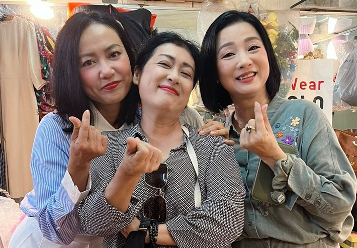 Hồng Ánh chụp ảnh kỷ niệm cùng các đồng nghiệp như Đại Nghĩa, Mỹ Uyên, Đình Toàn, Thanh Thuỷ. Ảnh: FB Hồng Ánh.