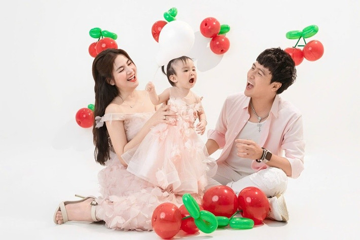 Kha Ly và Thanh Duy nảy sinh tình cảm khi hát Túp lều lý tưởng trong chương trình Bước chân hai thế hệ. Cặp đôi chính thức hẹn hò vào năm 2013. Đến năm 2016, Thanh Duy và Kha Ly tổ chức đám cưới. Năm 2024, cặp đôi có con đầu lòng Lita. Ảnh: FB Thanh Duy.