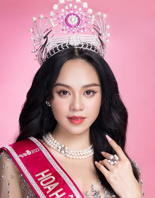Thanh Thủy đoạt danh hiệu Hoa khôi sinh viên trường Đại học Ngoại ngữ (Đại học Đà Nẵng) năm 2021 và Á khôi 1 cuộc thi Học sinh - Sinh viên thanh lịch Đà Nẵng năm 2021. 1 năm sau, cô đăng quang Hoa hậu Việt Nam. Ảnh: FB Thanh Thủy.