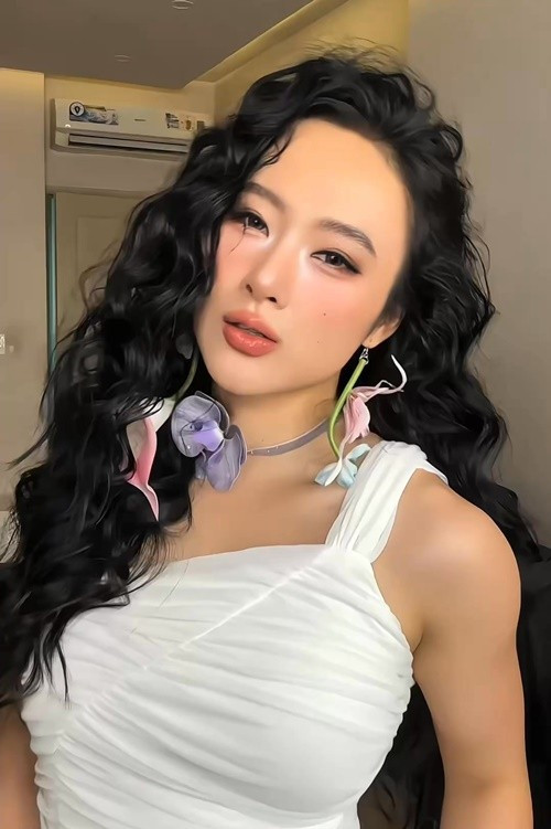 Thủa nhỏ, Angela Phương Trinh tham gia nhiều bộ phim. Nhờ diễn xuất tự nhiên, cô được kỳ vọng sẽ trở thành một ngôi sao sáng khi trưởng thành. Ảnh: Instagram Angela Phương Trinh.