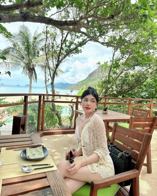 Lily Chen từng chia sẻ trên Vietnamnet, cô không xuất thân giàu có. Ngay từ khi ngồi trên ghế nhà trường, nữ ca sĩ đã vất vả mưu sinh vừa lo gia đình cũng như việc học hành của bản thân. Ảnh: FB Lily Chen.