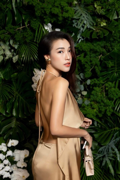 Á hậu Hoàng Oanh diện váy hở lưng, "quên nội y" khi tham gia một sự kiện. Ảnh: FB Hoàng Oanh.