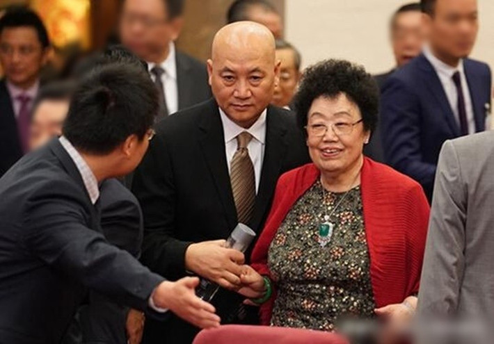 Trì Trọng Thụy kết hôn với nữ tỷ phú Trần Lệ Hoa, sau đó giảm dần việc đóng phim. Dù chênh lệch tuổi tác và không có con chung, nam diễn viên và vợ sống vẫn hạnh phúc. Ảnh: Dân Việt.