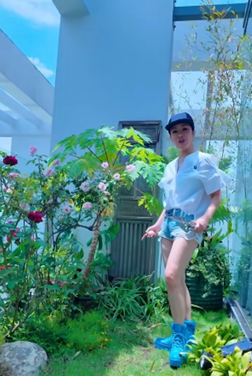 Nữ ca sĩ cho rằng dù ở bất cứ không gian nào, việc chăm sóc thiên nhiên cũng là cách để chăm sóc tâm hồn mình. Ảnh: FB Hồng Nhung.