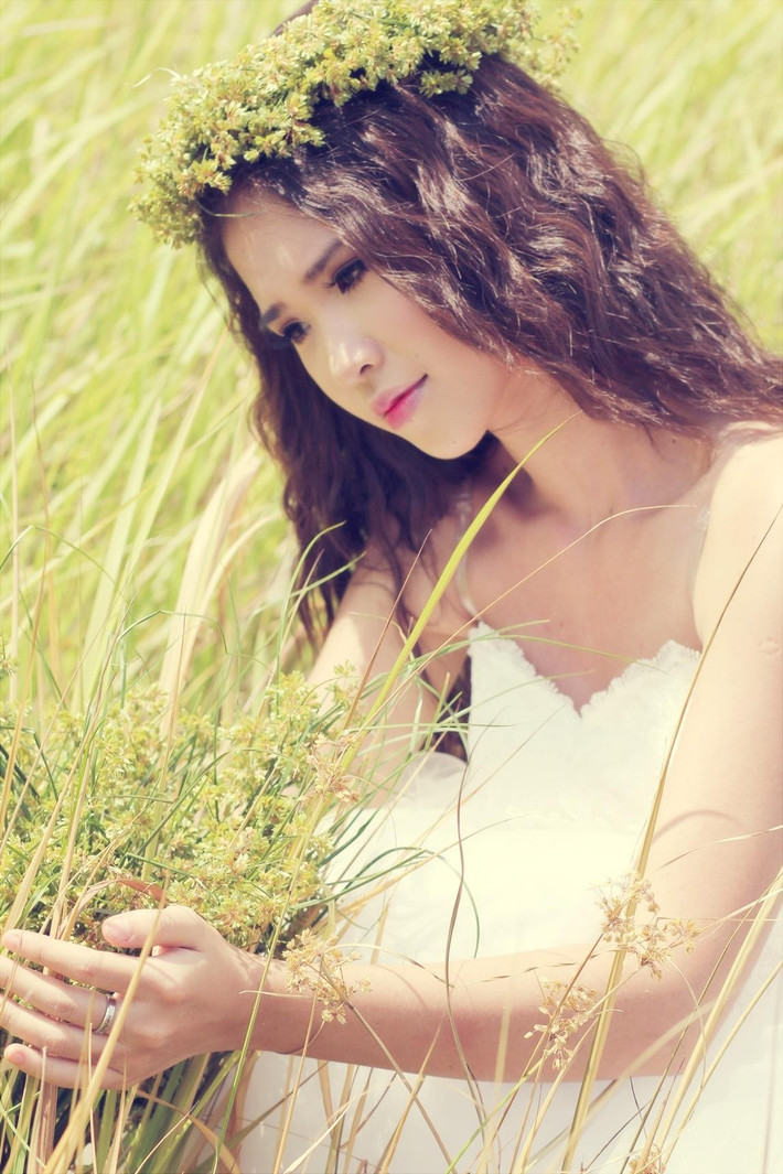 Lần hiếm hoi nữ ca sĩ chọn phong cách dịu dàng, nữ tính trong những năm đầu hoạt động nghệ thuật. Ảnh: FB Khởi My.